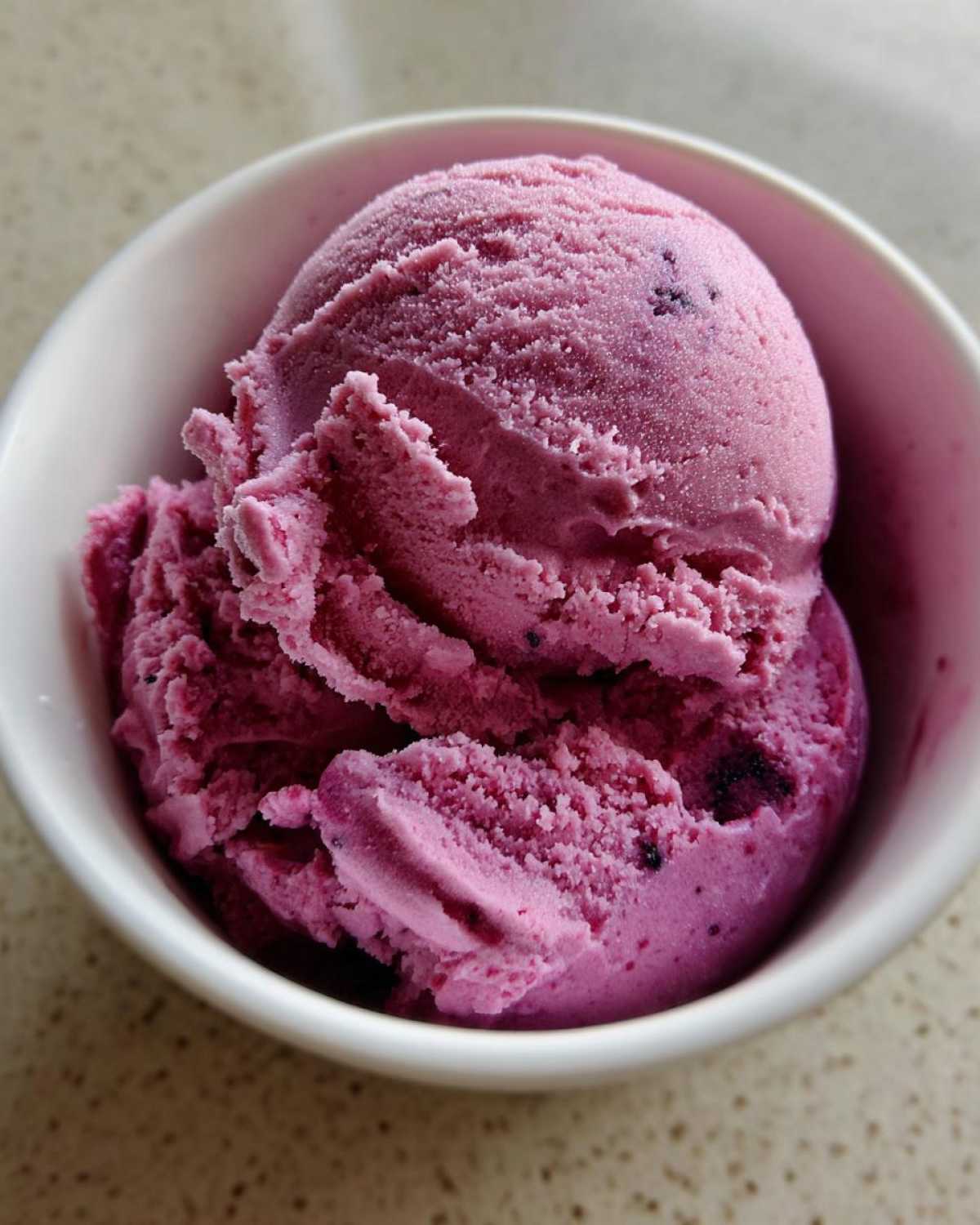 black raspberry ice cream - detail 2
