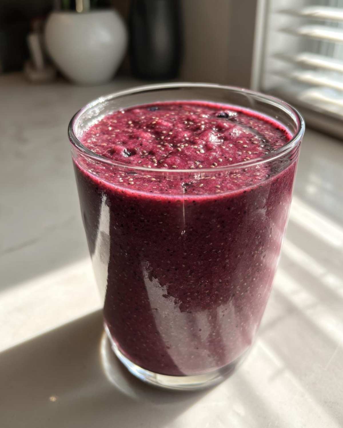 Berry Spinach Smoothie with Chia Seeds - detail 3