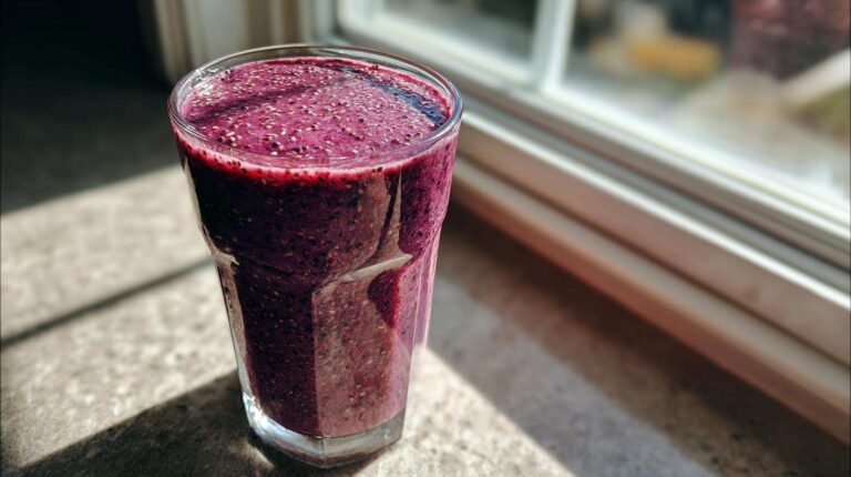 Berry Spinach Smoothie with Chia Seeds