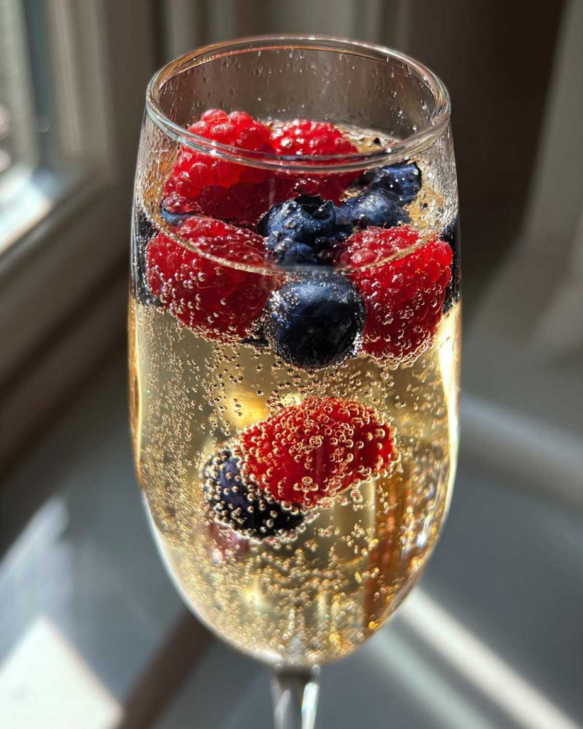 Champagne Punch with Berries - detail 2