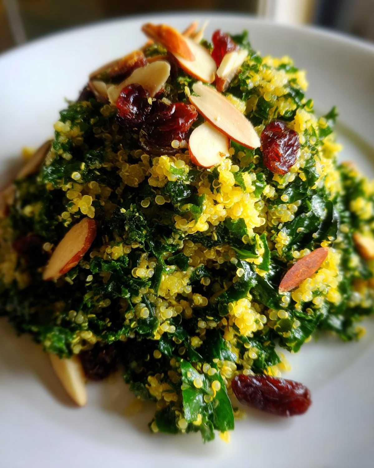 Kale and Quinoa Power Salad with Lemon Vinaigrette - detail 1